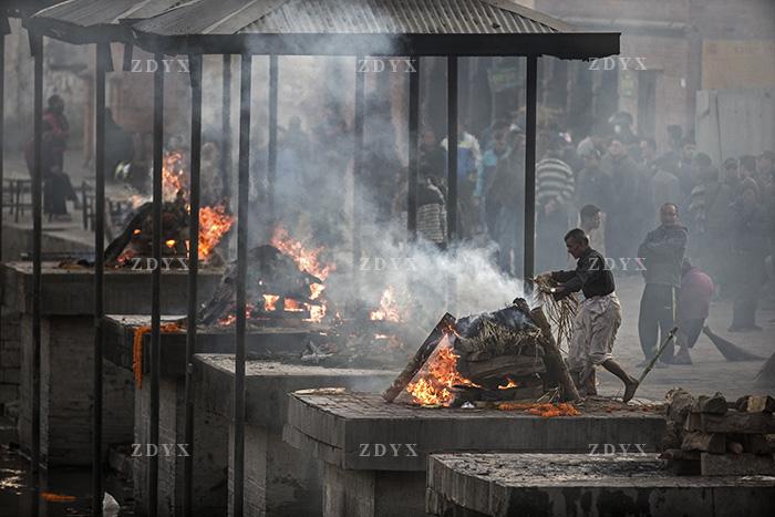 尼泊尔烧尸庙火葬全程图片